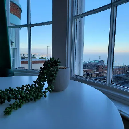 Апартаменты Seaview Ground Floor Flat Fast Wifi & Free Parking Скарборо